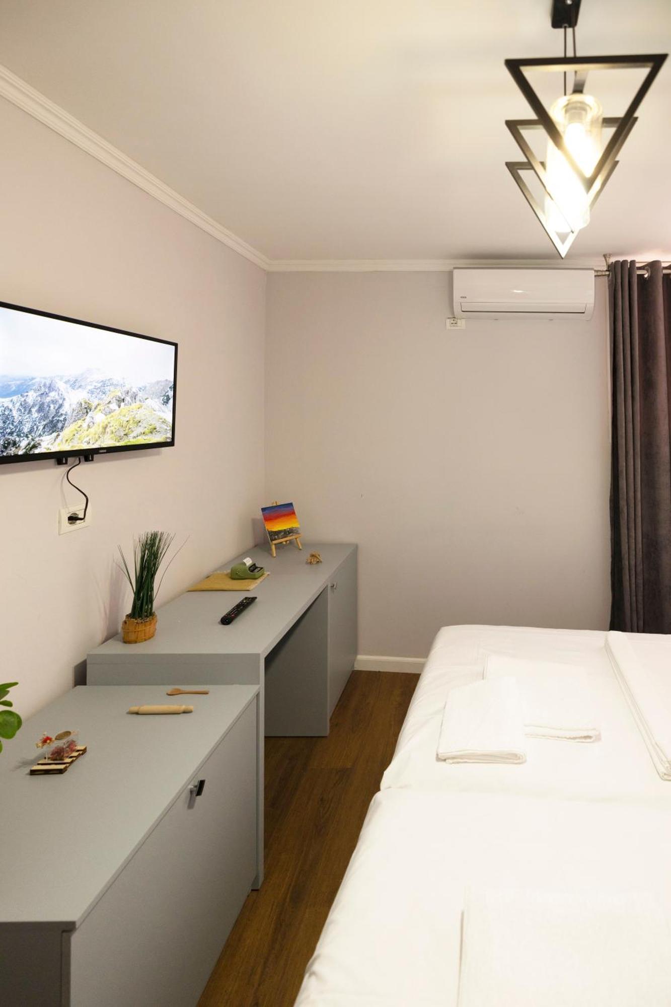 Tier Hotel *